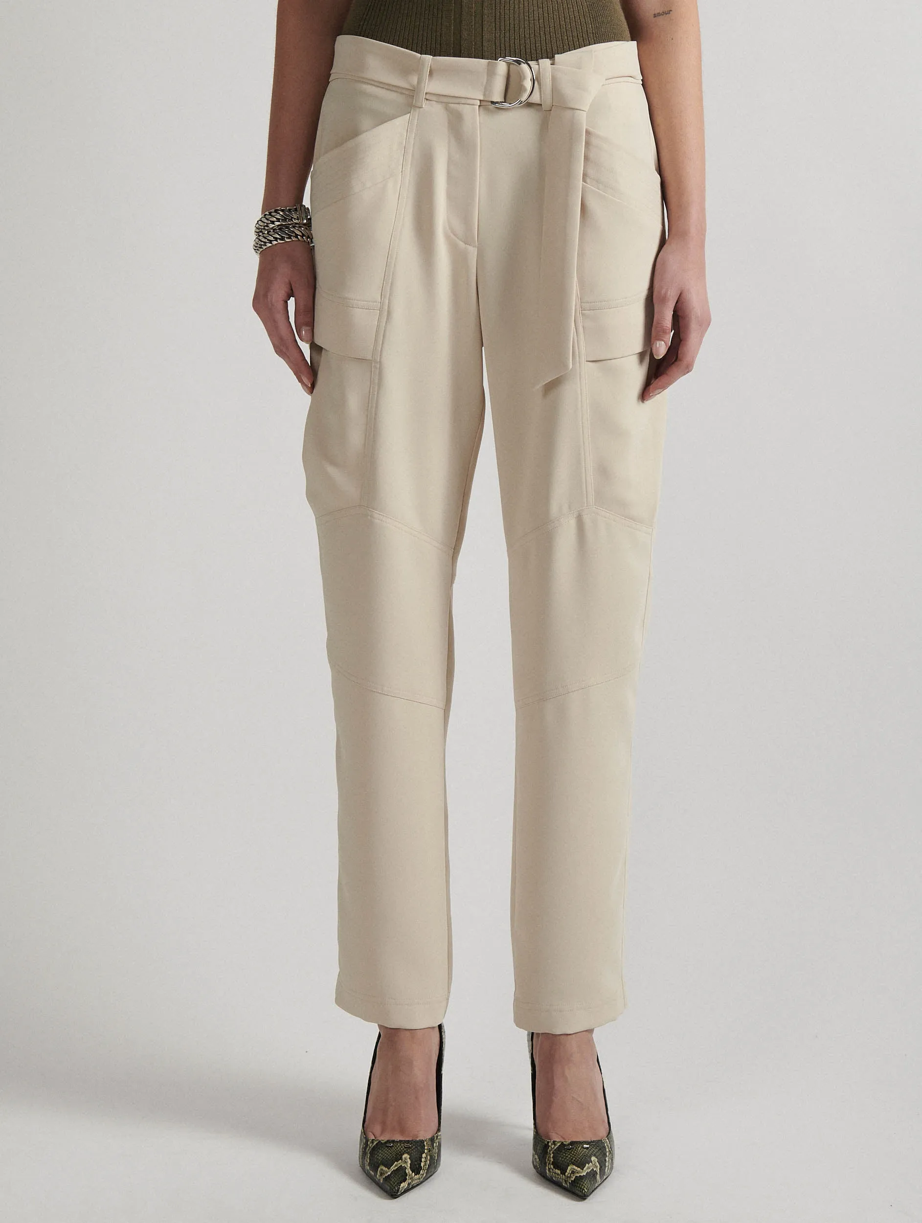 Pantalon battle ceinturé en crêpe fluide sable