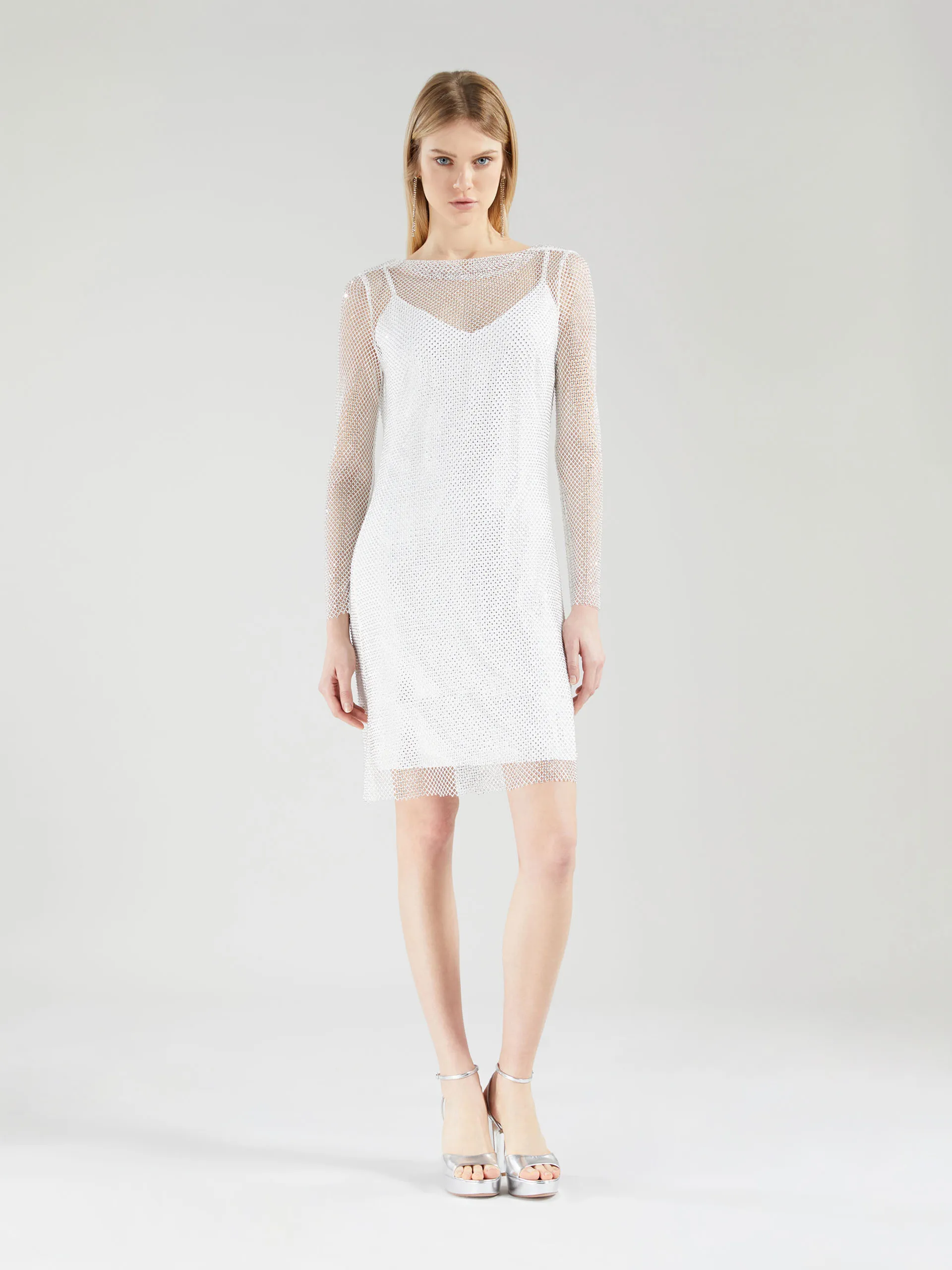 Robe courte en filet brodé de cristaux